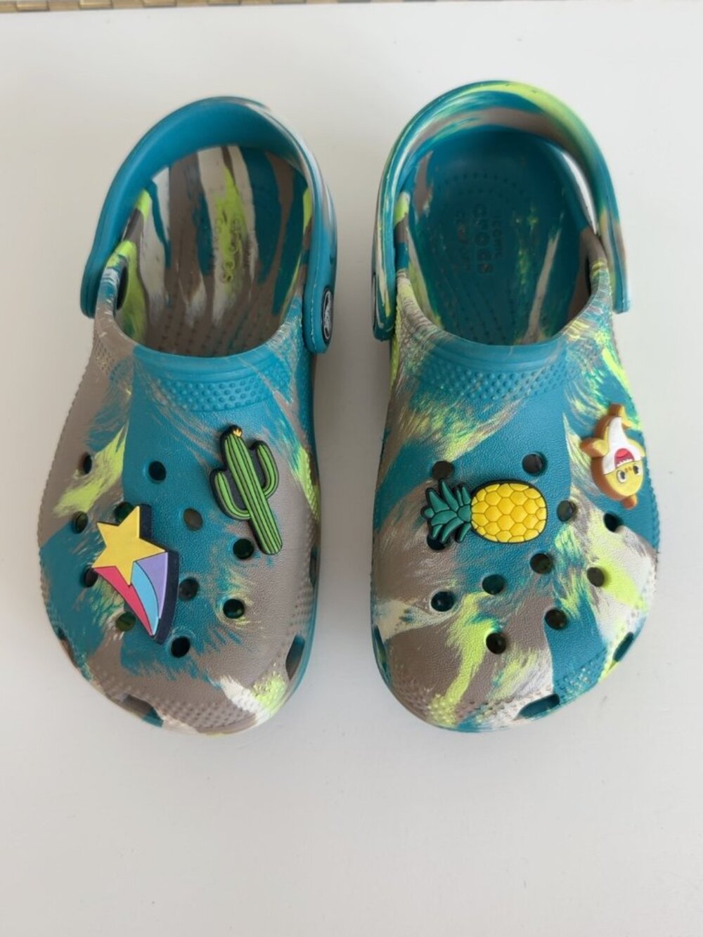 CROCS Kids Classic Clogs C11 Paint Splatter w/ 4 Jibbitz Charms